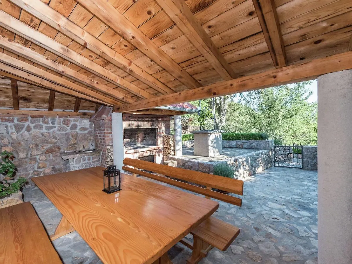 Cozy Holiday Home With Garden In Starigrad
