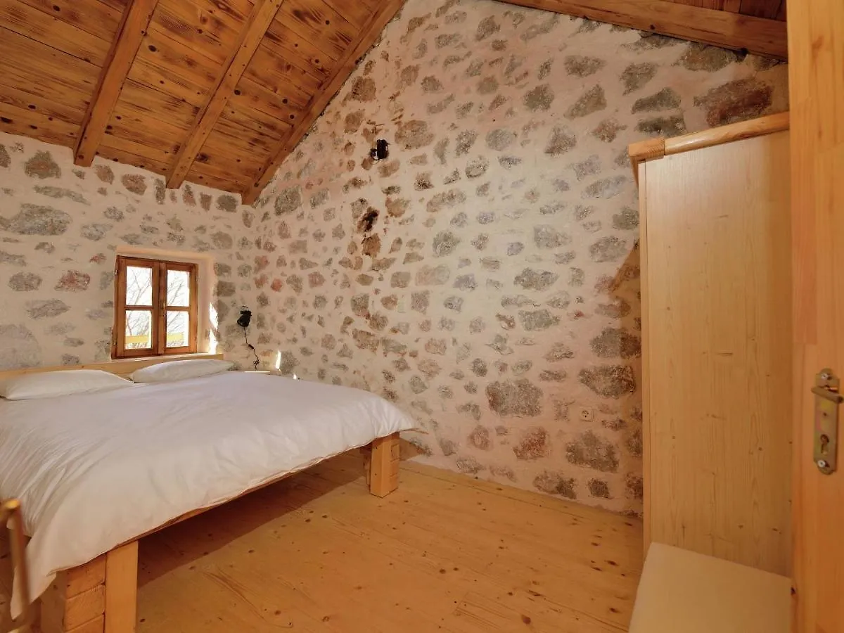 Cozy Holiday Home With Garden In Starigrad