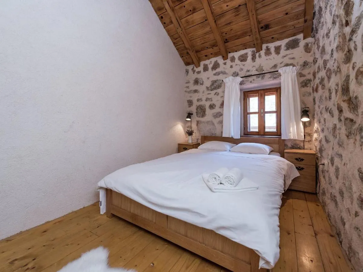 Cozy Holiday Home With Garden In Starigrad