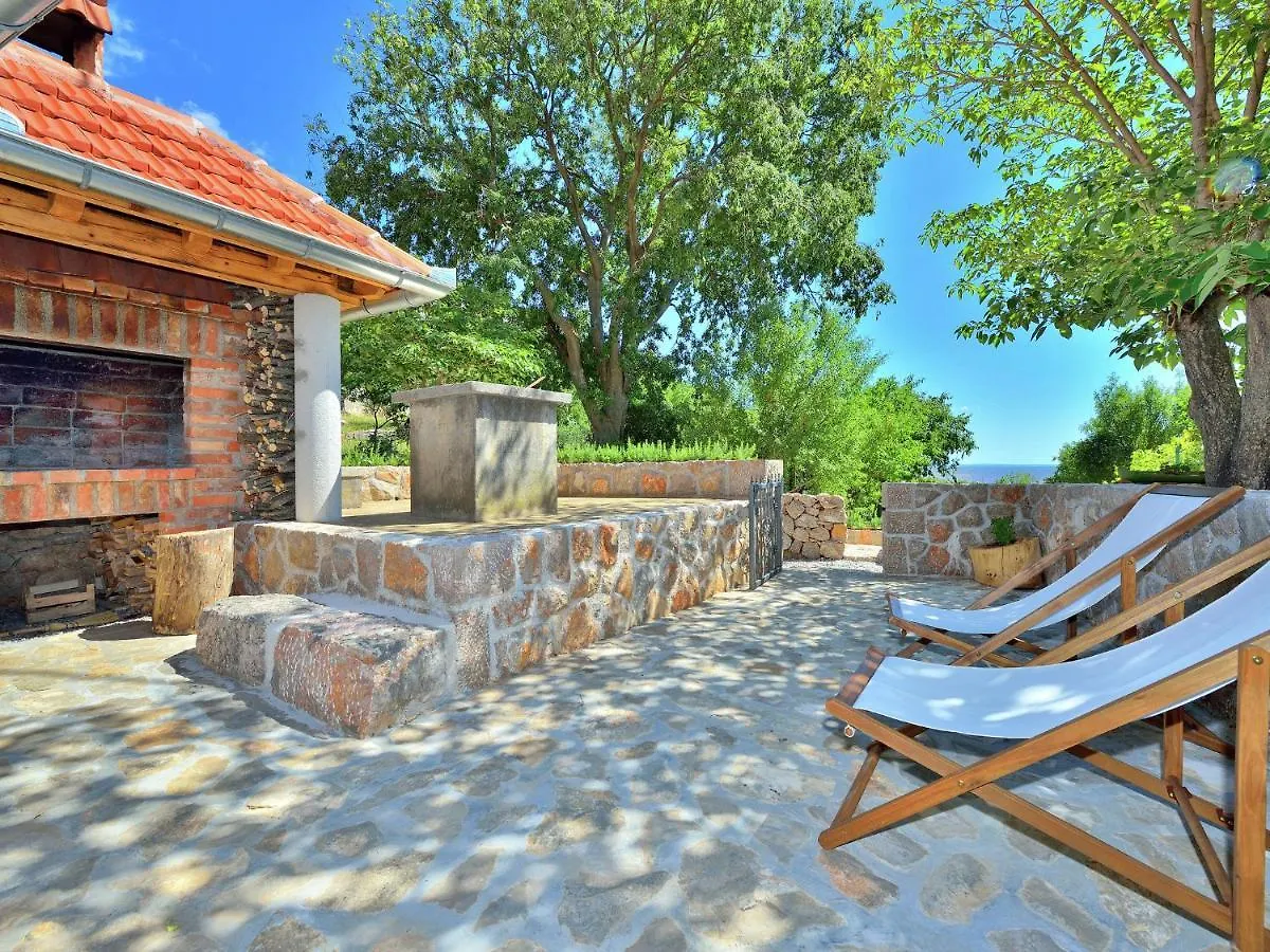 Cozy Holiday Home With Garden In Starigrad