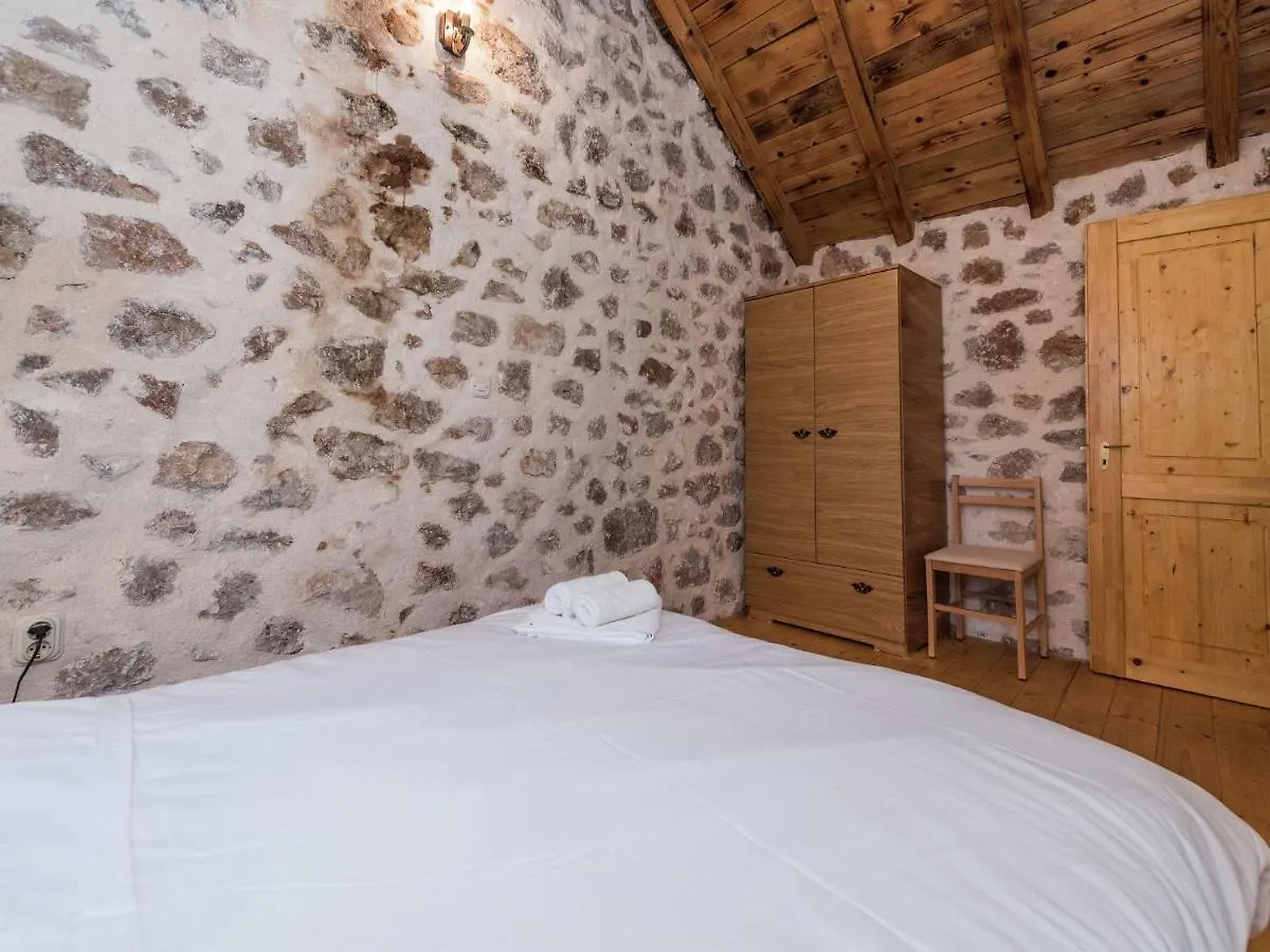 Cozy Holiday Home With Garden In Starigrad