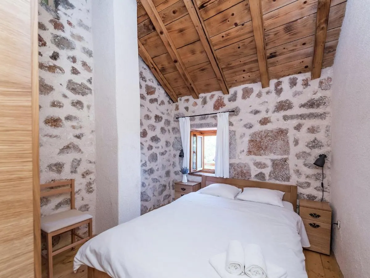 Cozy Holiday Home With Garden In Starigrad